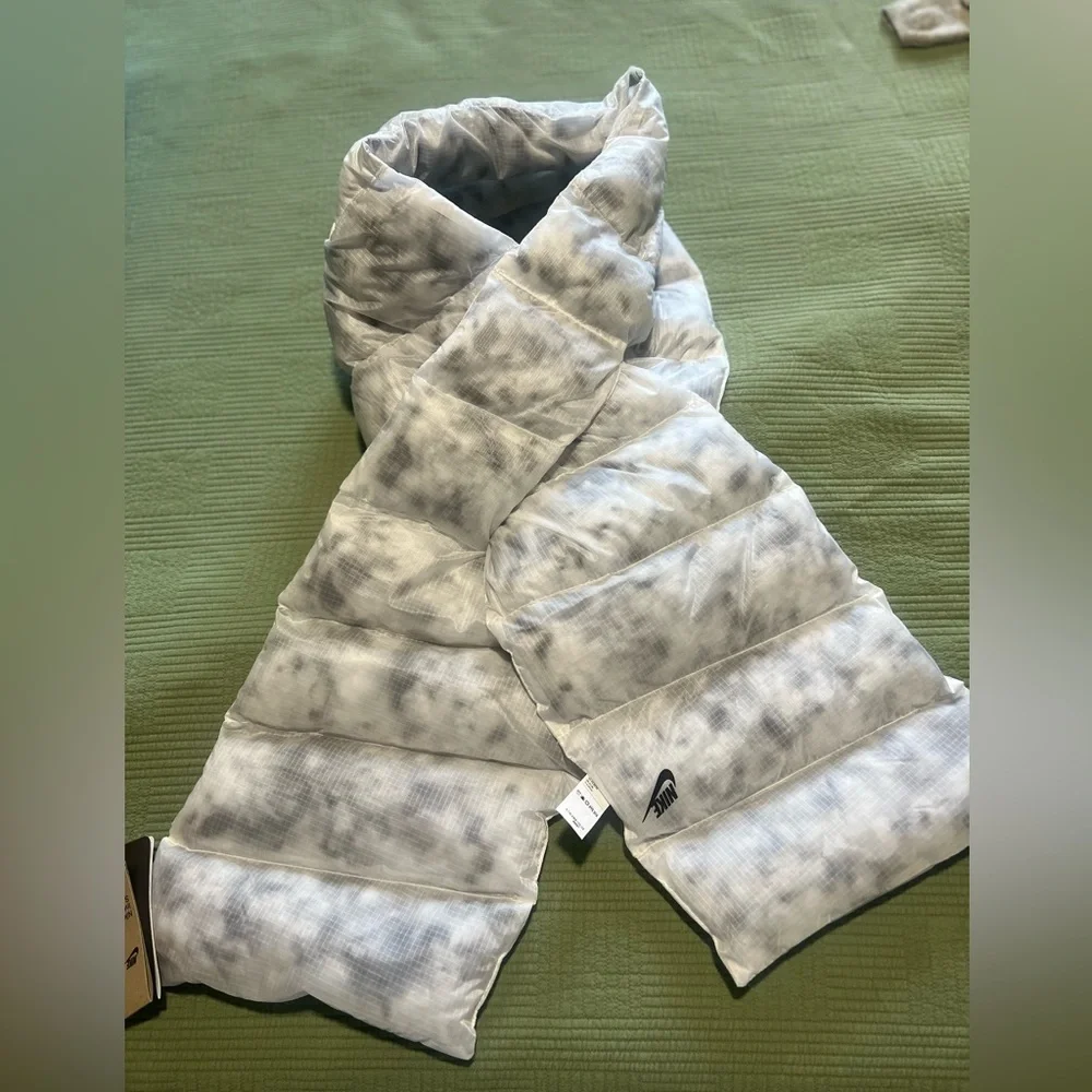 Nike Unisex Thermore Insulated Scarf White Gray Marble Design NWT